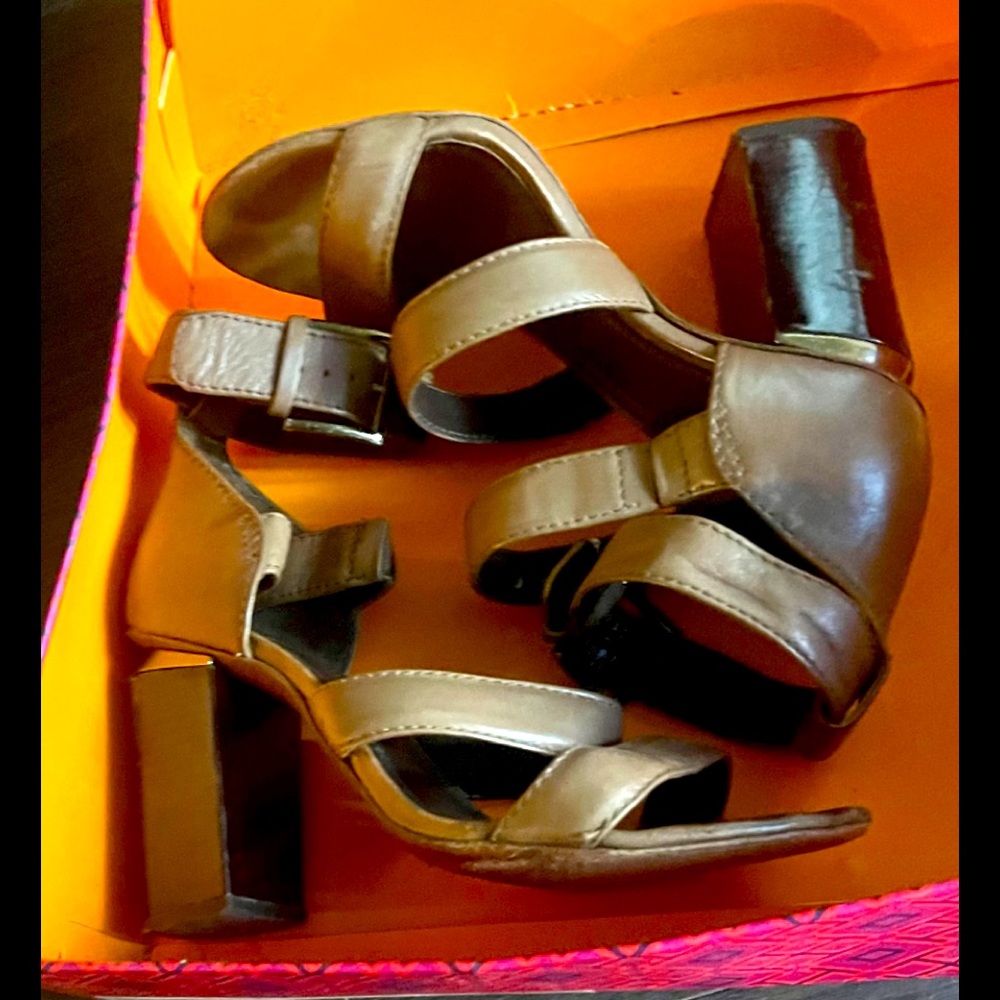 Pre-Owned Tory Burch Jones 100 mm Sandal w/ box Size 6